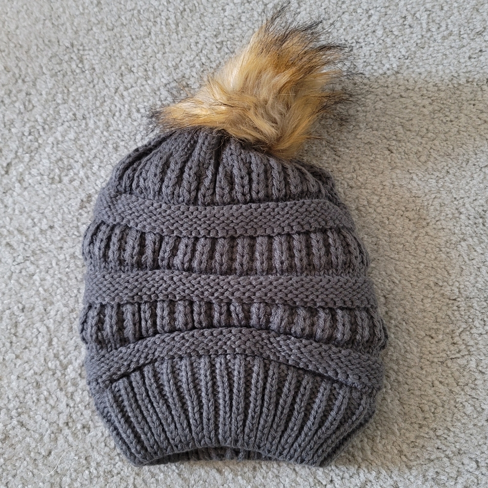 Womens Winter Handcrafted Knit Beanie Hat Cap Headgear Faux Fur Pom Pom Gray NEW